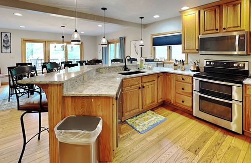 Thayerville House | Laurel Cove | Lakefront + Dock & Private Hot Tub!