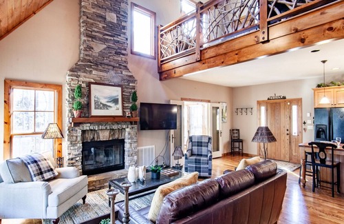 Townsend House | Laurel Valley Retreat - Pool Table & Fireplace!