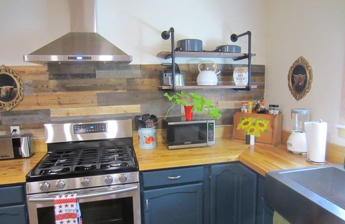 Gatlinburg - Pigeon Forge Cottage | Laurelwood Retreat: RENTS TO FOUR ONLY, Beautiful View of Cove Mountain.