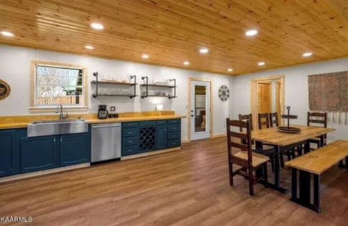 Gatlinburg - Pigeon Forge Cottage | Laurelwood Retreat: RENTS TO FOUR ONLY, Beautiful View of Cove Mountain.