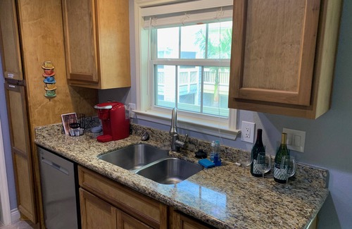 Galveston Condo | Laurie's Lookout - Executive Rental, Safe, Beach & Pool View, Top Floor