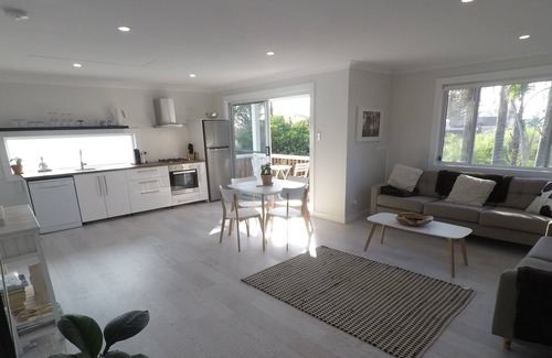 Cronulla Apartment | Lautan Cronulla Beach luxury 2 bedroom apartment set in tropical garden