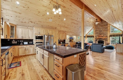 Meadow View Heights Cabin | Lava Lodge - Near UTV Trails sleeps 10