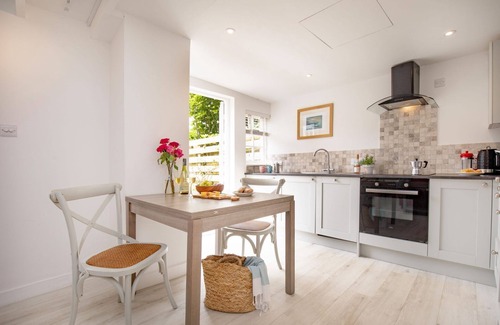 Mylor Churchtown Cottage | Lavender Cottage - a cottage that sleeps 2 guests in 1 bedroom