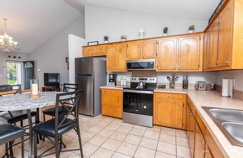 North Charleston House | Lavender Escape, Near the Airport & Restaurants