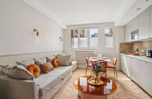 Auteuil Apartment | Lavie Maison : Cozy AC Fontaine