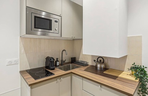 Ternes Apartment | Lavie Maison : Hot Tub & AC Near Arc de Triomphe