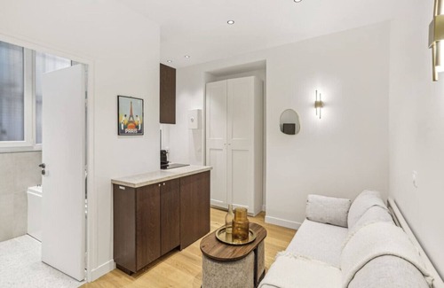 Ternes Apartment | Lavie Maison : Near Arc de Triomphe, Hot Tub & AC