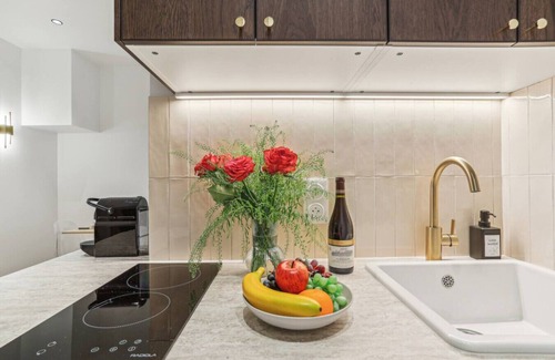 Ternes Apartment | Lavie Maison : Near Arc de Triomphe, Hot Tub & AC