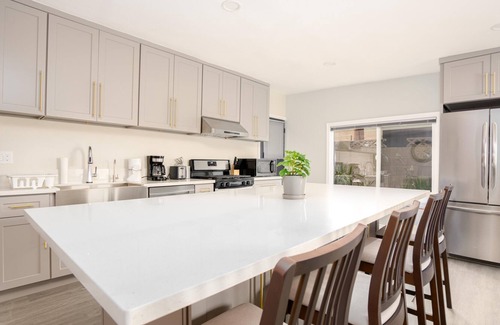 Rustic Lane House | Lavish 5BR Home in Anaheim
