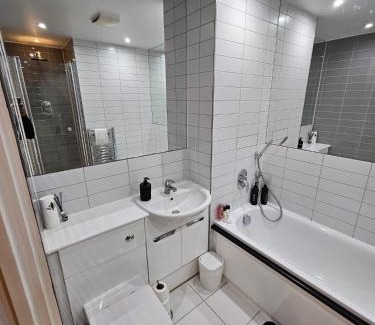 Canning Town South Apartment | Lavish London Apartment - Secure with parking
