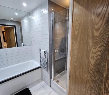 Canning Town South Apartment | Lavish London Apartment - Secure with parking