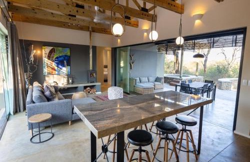 Hoedspruit House | Lavish villa in Hoedspruit with hot tub