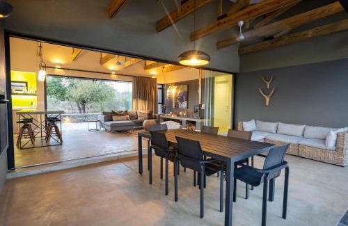 Hoedspruit House | Lavish villa in Hoedspruit with hot tub