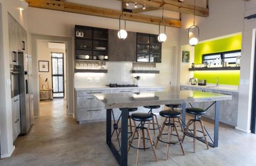 Hoedspruit House | Lavish villa in Hoedspruit with hot tub
