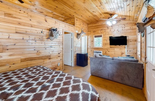 Maysville Cabin | Lay Z Lin Z Cabin | Cabin in Bentonville