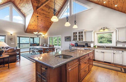Waynesville House | Layered Mtn Views, Privacy, Firepit, HOT TUB, High Speed Wifi, Game Room.