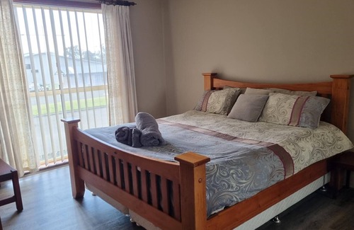 Warilla Apartment | Lazy Beach Retreat - Perfect for couples/small families