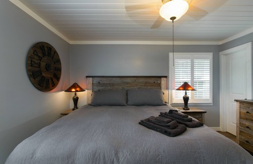 Bent Creek House | 🐻 Lazy Bear 5 Mins BRP, 12 mins DT AVL, 2 Fireplaces, Firepit🔥, fenced in yard