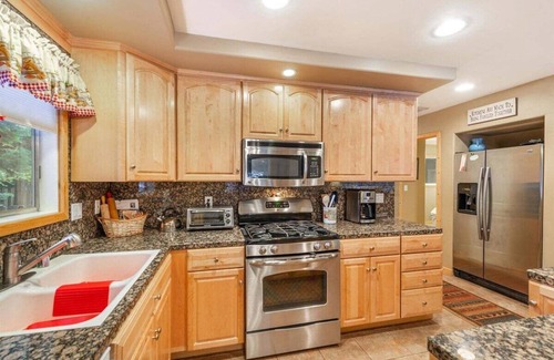 Tahoma Cabin | Lazy Bear Cabin in Tahoma - Hot tub, backyard with patio