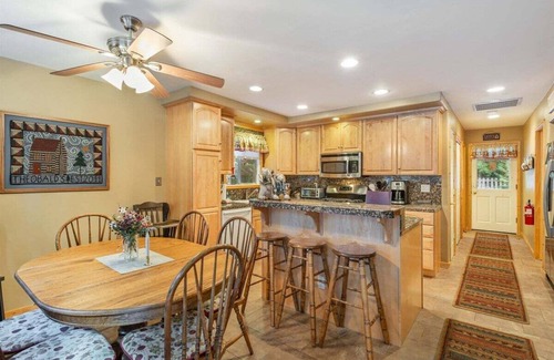 Tahoma Cabin | Lazy Bear Cabin in Tahoma - Hot tub, backyard with patio