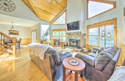 East Ellijay Cabin | 'Lazy Bear Lodge' ~ 2 Mi to Downtown Ellijay!
