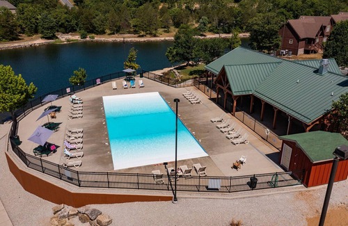 Branson West Cabin | Lazy Bear Lodge II -NEWLY updated and Pet Friendly