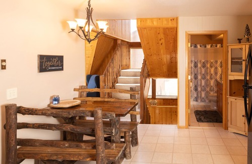 Florissant Cabin | 'Lazy Bear Lodge' in Florissant w/Mountain Views!