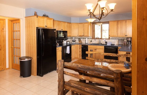 Florissant Cabin | 'Lazy Bear Lodge' in Florissant w/Mountain Views!