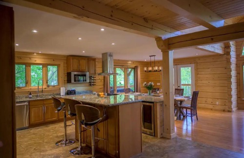 Cumberland Beach Cottage | Lazy Bear Log Home-Lake front