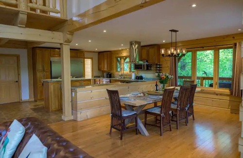 Cumberland Beach Cottage | Lazy Bear Log Home-Lake front