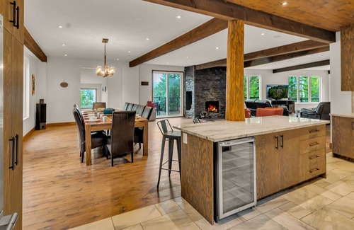 La Minerve Ski Chalet | Lazy Bear Luxurious Waterfront Chalet with 4 Bedrooms and Hot Tub