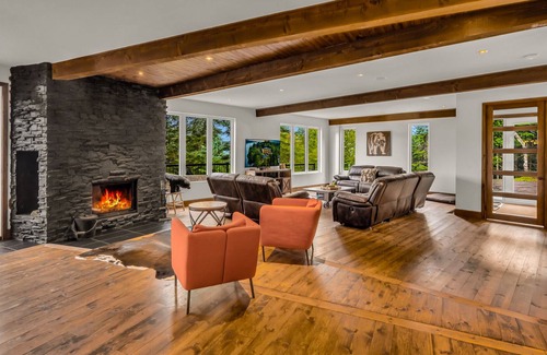 La Minerve Ski Chalet | Lazy Bear Luxurious Waterfront Chalet with 4 Bedrooms and Hot Tub