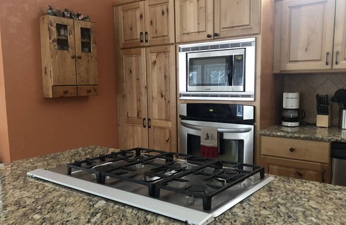 Green Mountain Falls House | Lazy Bear Lookout: Spacious modern mountain retreat