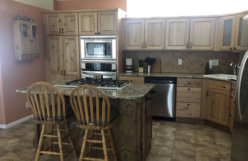 Green Mountain Falls House | Lazy Bear Lookout: Spacious modern mountain retreat