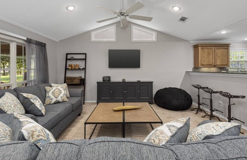 Oakhurst House | Lazy Days at 10 Lazy Bend. Comfortable family house sleeps 10 w pool/hot tub