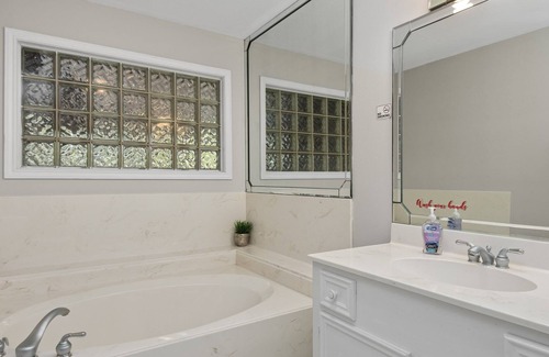 Oakhurst House | Lazy Days at 10 Lazy Bend. Comfortable family house sleeps 10 w pool/hot tub