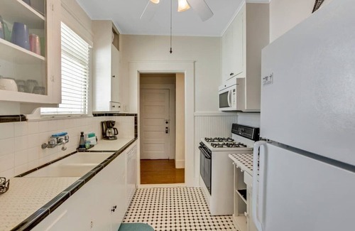 San Jacinto House | Lazy Days Summary: La