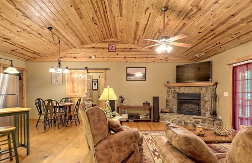 Wiley Cabin | Lazy Daze Cabin near Lake Burton 🏞