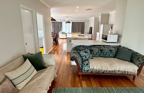Broadwater House | Lazy Daze on Davies - Broadwater