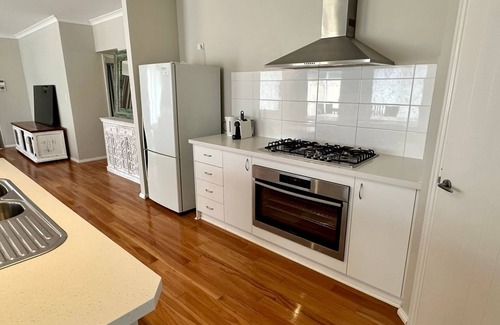Broadwater House | Lazy Daze on Davies - Broadwater