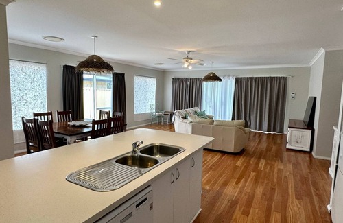 Broadwater House | Lazy Daze on Davies - Broadwater