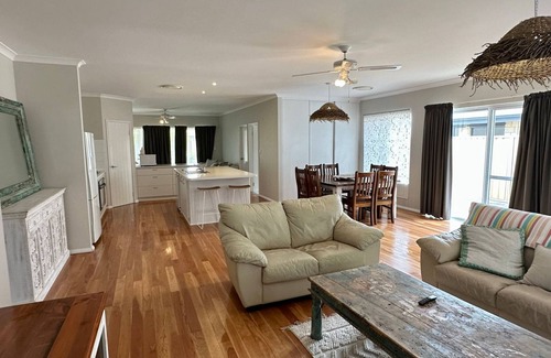 Broadwater House | Lazy Daze on Davies - Broadwater