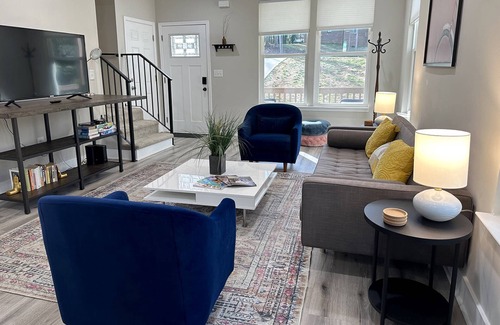 Paw Creek House | Lazy Deer Lodge - 10 Min. to US Whitewater Center & Uptown - BBQ - Fire pit - Garage - Fenced - Pets