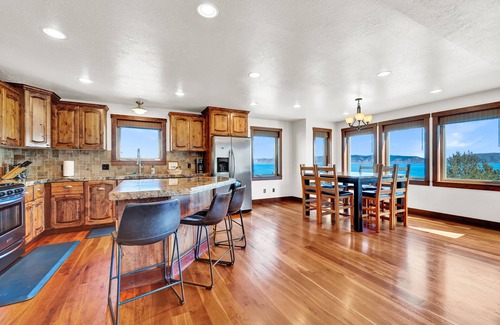 Harbor Village Cabin | Lazy Fade Lodge 1/2 Mile from Bear Lake Marina, Harbor Village Amenities