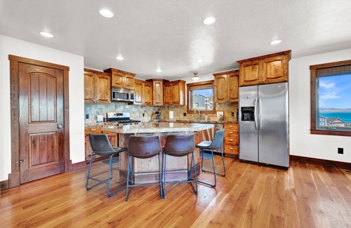 Harbor Village Cabin | Lazy Fade Lodge 1/2 Mile from Bear Lake Marina, Harbor Village Amenities