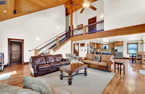 Harbor Village Cabin | Lazy Fade Lodge 1/2 Mile from Bear Lake Marina, Harbor Village Amenities