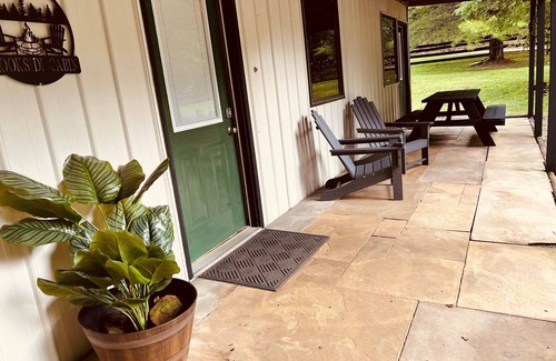 South Bloomingville Cabin | Lazy Lane Cabins - Brookside Cabin
