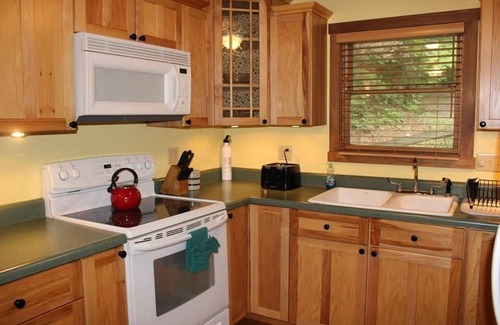 South Bloomingville Cabin | Lazy Lane Cabins - Hemlock