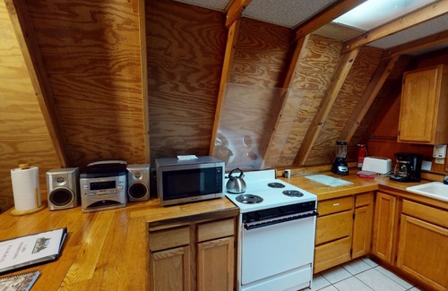 Logan Cabin | Lazy Lane Cabins - Pleasant View